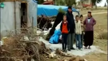 2 Yıldır Köy Meydanındaki Çadırda Yaşıyorlar