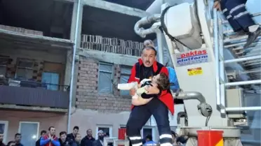 Annesinin Evde Bıraktığı Çocuğu, İtfaiye Kurtardı