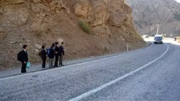 (Özel Haber) Okula Gitmek İçin Otostop Çekiyorlar