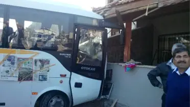 Urla'da Öğrenci Servisi Kaza Yaptı: 25 Yaralı