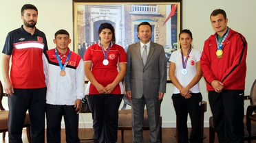 Vali, Madalya Kazanan Sporcuları Ödüllendirdi