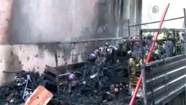 Bir sitenin bahçesine park edilen sebze yüklü kamyonet, çıkan yangında kullanılamaz hale geldi