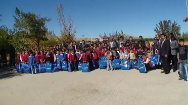 Doğanşehir'de Öğrencilere Kışlık Elbise Yardımı Yapıldı