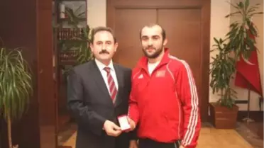 Vali Başköy'den Başarılı Güreşçiye Hitit Altını