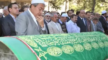 Belediye Başkanı annesinin cenaze namazını kıldırdı