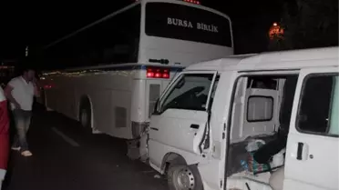 Minibüs Otobüse Çarptı: 5 Yaralı