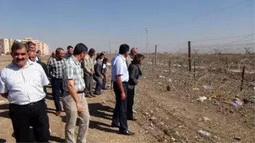 Belediye Başkanı, İstinat Duvarını Engellemek İçin Mayınlı Alana Girdi