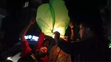 Hatay'da Ahmet Atakan Anısına Bırakılan Dilek Fenerleri Gökyüzünü Aydınlattı.