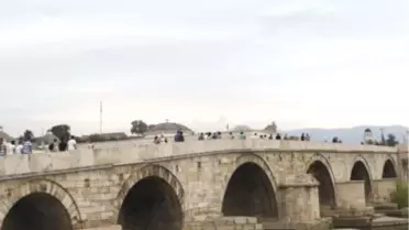Vardar Nehri'ni Gerdanlık Gibi Süsleyen Yapı: Taş Köprü