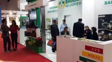 Bakan Yıldırım ile Milletvekili Tuncel Bağlar Belediyesi Standını Gezdi