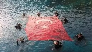Denizin 30 Metre Dibinde Cumhuriyet Coşkusu