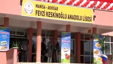 Bakan Eker, açılışını yaptığı okulun sınıflarını gezdi