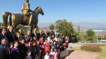 Beydağ Belediyesi'nden 5 Metrelik Atatürk Anıtı
