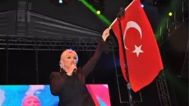Muazzez Ersoy Demirci'de Cumhuriyet İçin Söyledi