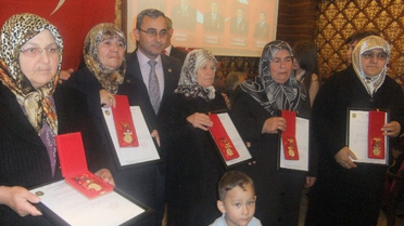 Dernek Üyelerine 'Hizmet ve Onur Madalyası Beratı'