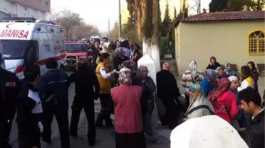 Servis Midibüsü Mezarlık Duvarına Çarptı: 20 Yaralı