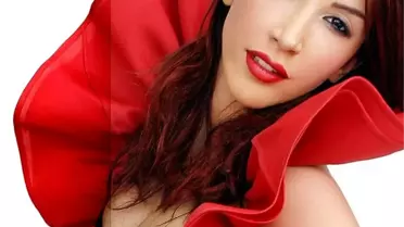 Hande Yener'den İlginç Poz