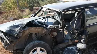 Mıcırda Kayan Otomobil Kamyonun Altına Girdi