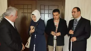Başkan Özden, Görme Engellilere Baston ve Konuşan Saat Hediye Etti
