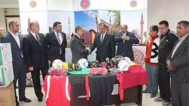 Vali Tapsız, Amatör Spor Kulüplerine Spor Malzemeleri Dağıttı