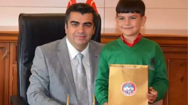 Vali, Öğrenci Peyami Safa'yı Ödüllendirdi