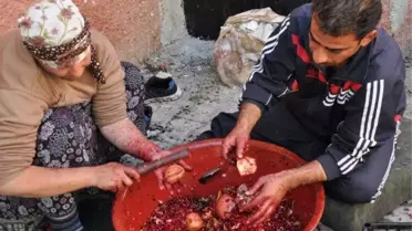 İmece Usulüyle Nar Ekşisi Yapıyorlar