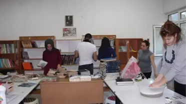 Bartın'da Gönüllüler Okulun Kütüphanesini Yeniledi