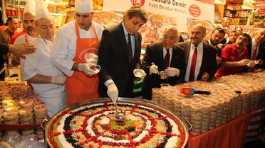 Tarihi Mısır Çarşısı'nda 20 Bin Kişiye Aşure Dağıtıldı
