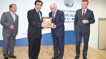 Vali Güzeloğlu Mut'ta Sodes Çeklerini Teslim Etti