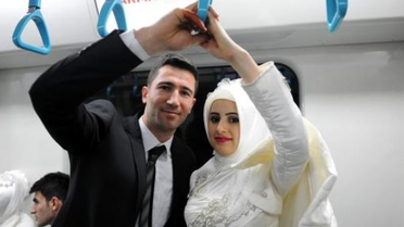 Marmaray'dan 48 Gelin Damat Geçti