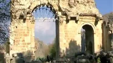 Çalıştay katılımcıları Anavarza Antik Kenti'ni gezdi