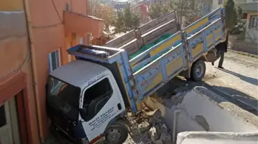 Kelkit'te Kömür Yüklü Kamyonet Eve Girdi