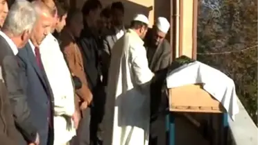 Ağaçtan düşerek hastanede hayatını kaybeden müdür yardımcısının cenazesi