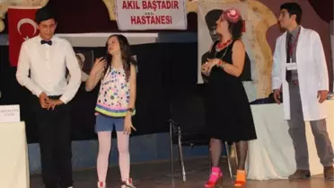 'Akıl Hastanesi' Manyas'ta Sahnelendi