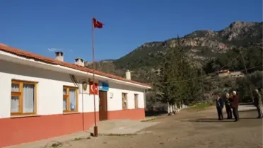 Yaşadığı Köyün Okulunu Yeniledi