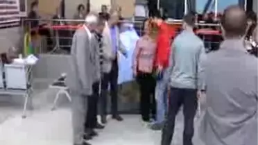 İşten Atılınca Hastane Bahçesine Çadır Kurup Eylem Yapıyor
