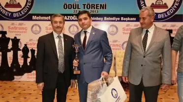 Başkan Tahmazoğlu Satranç Turnuvasında Dereceye Girenleri Ödüllerini Verdi