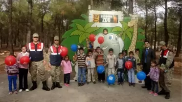 Jandarmalar, Çocuklara Hayvanat Bahçesi'ni Gezdirdi