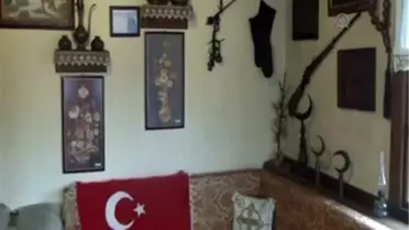 40 yılda topladığı antikaları lokantasında sergiliyor