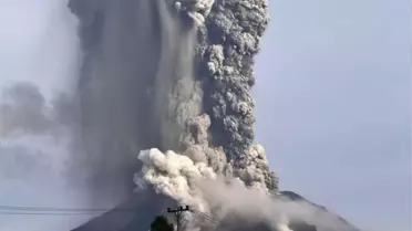 Endonezya'da Sinabung Yanardağı Kül ve Lav Püskürttü
