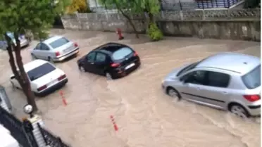 İzmir'de Sağanak Yağış Hayatı Felç Etti