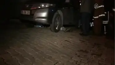 Vitesi boşalan otomobilin altında kaldı