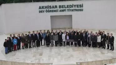 Akhisarlı Dev Öğrenciler Amfi Tiyatro Açtı