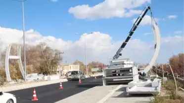 Adilcevaz'da Üst Geçit ve Trafik Işıkları Yapım Çalışması