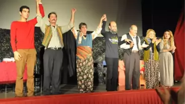 Oğlum Bak Git Tiyatroseverleri Güldürdü