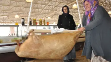 Kadın Semt Pazarı'nda Günlük Tereyağı Üretiliyor