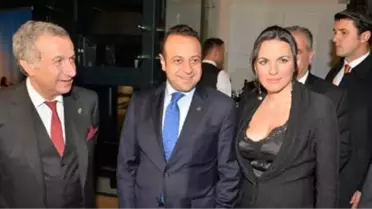 Yunan Bakan'ın 'Dekoltesi' Resepsiyona Damga Vurdu