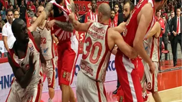 Olimpiakos ile Galatasaray Liv Maçında Yumruklar Konuştu
