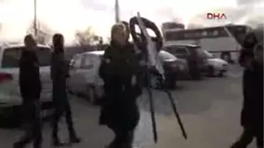 CHP Önünde Siyah Çelenkli Eylem