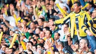 Ankaragücü Taraftarı, PAOK Maçında Kendi Arasında Kavga Etti